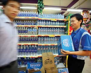 Đứng đầu thị trường sản phẩm nước uống đóng chai Việt Nam là Aquafina, sau đó là La Vie