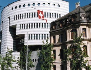 Basel vừa lùi thời hạn áp dụng quy định về thanh khoản ngân hàng thêm 4 năm, đến 2019.
