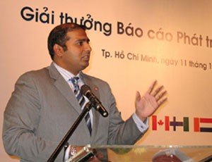 Ông Reza Ali, Giám đốc thị trường mới nổi của ACCA cung cấp thông tin về giải thưởng “Báo cáo phát triển bền vững 2013" - Ảnh: Nhân dân