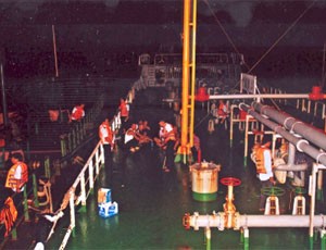 Hiện trường vụ bắt giữ tàu Giang Châu 01 (Trung Quốc) bơm trộm 1.350 tấn xăng sang tàu Việt Nam, có liên quan đến Vinapco.  Ảnh do Hải quan cung cấp.