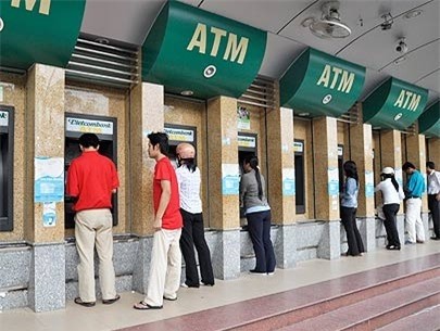 Thu phí ATM: Dân đổ đến quầy NH rút tiền