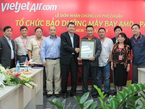 Ông Lại Xuân Thanh, Cục Trưởng CAAV rao chứng chỉ cho ông Lưu Đức Khánh, Giám đốc điều hành VietJetAir