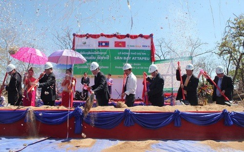 Lễ động thổ xây dựng sân bay quốc tế Attapeu tại Lào, ngày 11/2/2012. Công trình cũng do Hoàng Anh Gia Lai bỏ vốn đầu tư.