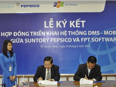 Giám đốc FPT Software HCM Nguyễn Đức Quỳnh (bên phải) và Phó tổng giám đốc Suntory PepsiCo Lâm Văn Hải chính thức ký kết hợp đồng.