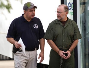 Jeffrey Skilling (bên phải) được mãn hạn tù sớm 10 năm.