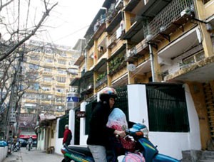 Hà Nội: Hai chung cư cũ có nguy cơ sập đổ