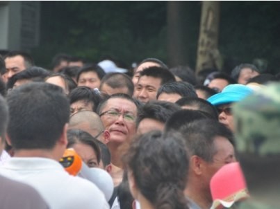 Người dân chen chúc bên ngoài chi nhánh Beihai của PBOC. Ảnh: Beihai365