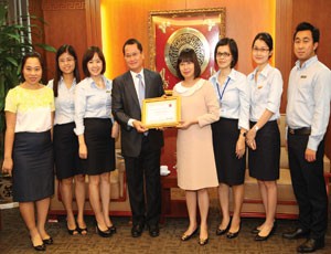 Ông Nguyễn Thế Phong, Phó chủ tịch cao cấp kiêm Giám đốc phụ trách Wells Fargo tại Việt Nam trao giải thưởng cho bà Nguyễn Minh Châu, Phó tổng giám đốc MB.