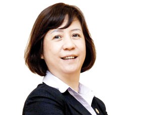 Bà Nguyễn Thị Hoàng Lan, Phó Chủ tịch HĐQT kiêm Phó tổng giám đốc Sở GDCK Hà Nội, thành viên Hội đồng bình chọn BCTN 2013 