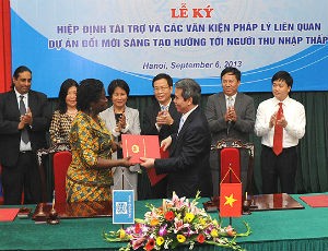 Thống đốc NHNN Nguyễn Văn Bình (phải) và Giám đốc quốc gia WB Victoria Kwakwa tại lễ ký. 