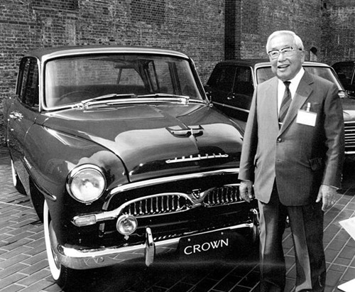 Eiji Toyoda bên chiếc Toyota Crown thế hệ đầu tại bảo tàng của Toyota năm 1995. Ảnh: Asahi Shimbun