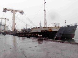 Tàu Luck Fortune chở 4.800 tấn titan của Công ty KS Bình Thuận.
