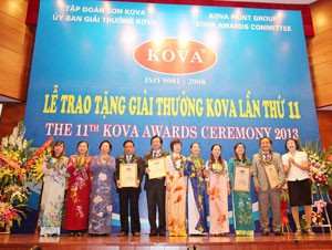 Phó chủ tịch nước Nguyễn Thị Doan và bà Nguyễn Thị Hòe, Chủ tịch KOVA trao giải thưởng cho 4 tập thể xuất sắc có nhiều đóng góp trong nghiên cứu khoa học, lao động, sản xuất trên nhiều lĩnh vực c