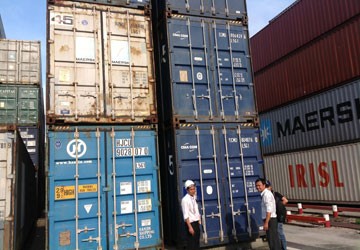 Ông Viện (đội nón) cùng với nhân viên đến nhìn các container bị kẹt tại cảng vì vướng Thông tư 128.
