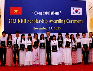 KEB trao học bổng năm 2013 cho các sinh viên Đại học Ngoại thương Hà Nội
