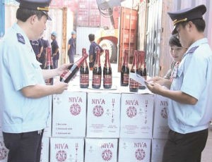 Cán bộ Chi cục Hải quan Cảng Sài Gòn KV I kiểm tra rượu ngoại nhập khẩu.