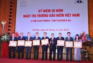 Thứ trưởng Trần Xuân Hà trao tặng Bằng khen của Bộ trưởng Bộ Tài chính cho các DN bảo hiểm