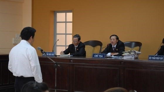 Ông Ly Sam trả lời câu hỏi của Tòa tại phiên xử ngày 28/12/2012.